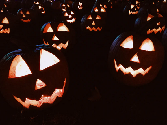 Visages de citrouilles dans le noir