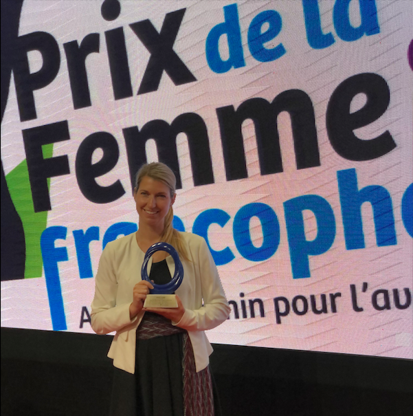 Andréanne recevant le prix Femme francophone de l'année 2019